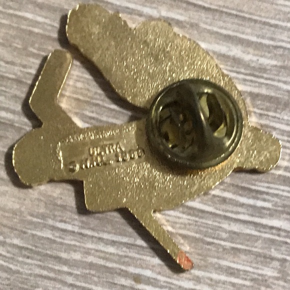 Vintage 1989 NHL Calgary Flames Goalie Enamel Pin - Picture 2 of 2